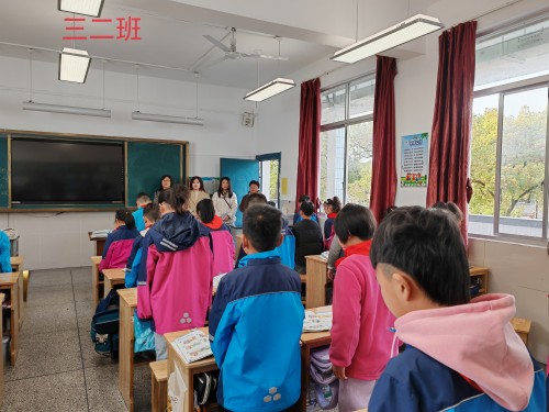 诵读三二班.jpg